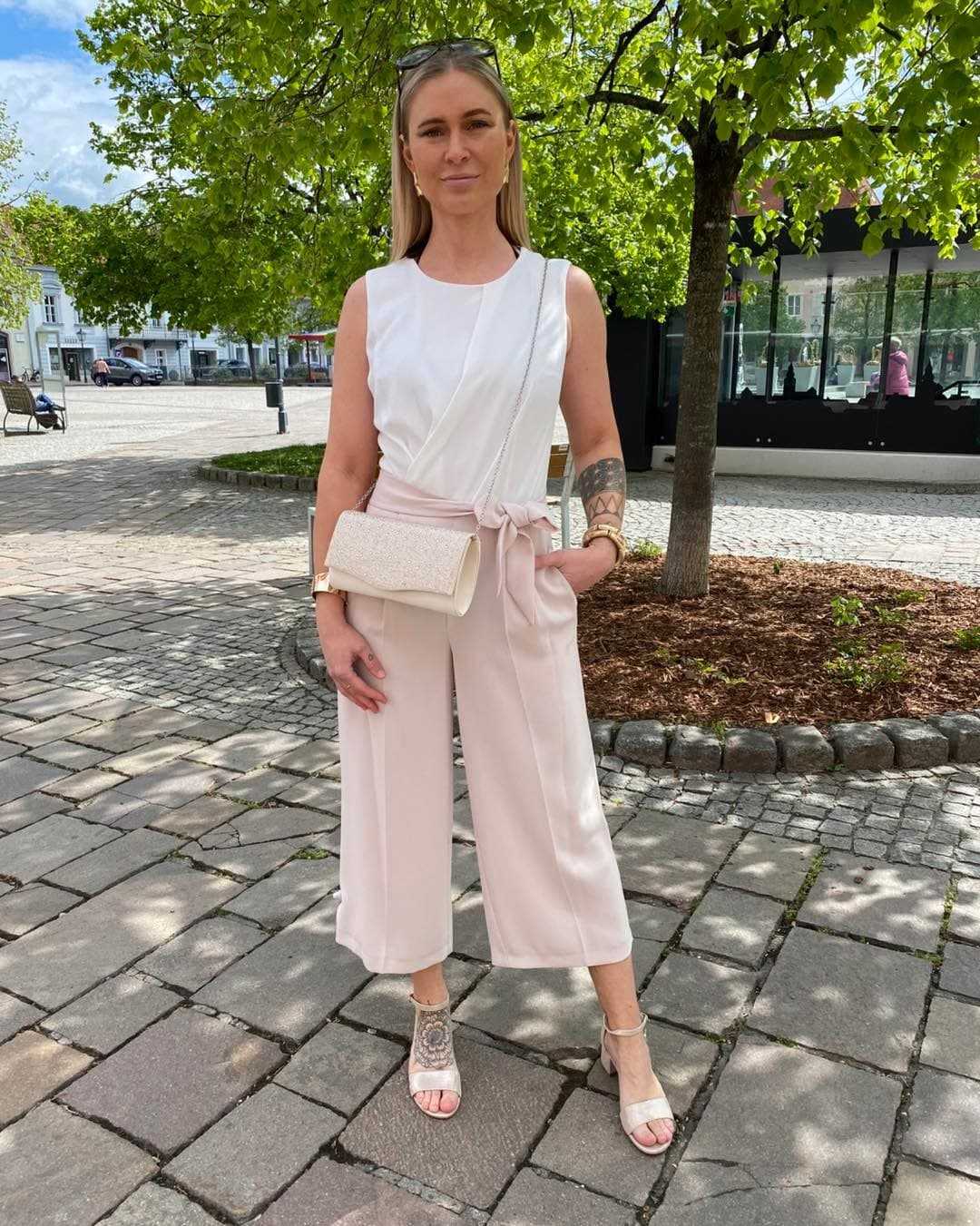 Schöner, eleganter Jumpsuit in Beige mit weißen Akzenten – perfekt für besondere Anlässe wie Firmung, Erstkommunion, Hoc